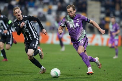 Harry Kane, del Tottenham, a la derecha, conduce el balón ante el Mura de Eslovenia en el partido de la Liga de Europa, el jueves 25 de noviembre de 2021, en Maribor, Eslovenia. (AP Foto)