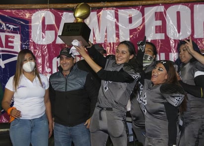 Las jugadoras del equipo Gris recibieron su trofeo como monarcas de la histórica primera campaña.