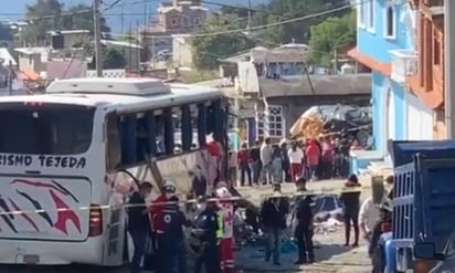 El impacto dejó destrozado el camión en su parte frontal, donde pasajeros vivieron momentos de terror y angustia. (ESPECIAL)