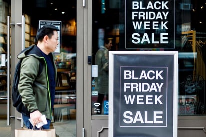 El tradicional Black Friday estadounidense cada vez se extiende más en México; sin embargo, los descuentos no llegan al 70% ni 80% como en ciertas tiendas de Estados Unidos, y a pesar de ello, este viernes en México habrá ofertas y rebajas. (ARCHIVO) 
