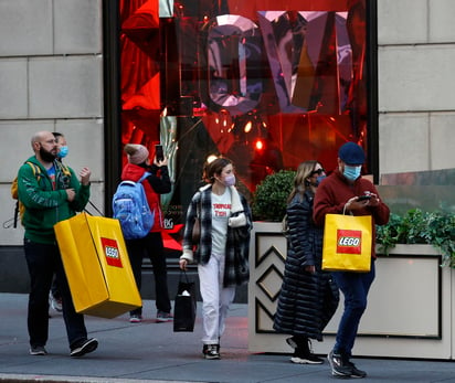 Las tiendas físicas recuperaron su protagonismo en el 'Black Friday' estadounidense este año, donde ávidos compradores volvieron a formar largas colas a primera hora del día frente a grandes almacenes del país, reflejando una relativa vuelta a la normalidad, aunque la pandemia siguió afectando la disponibilidad de algunos productos. (ARCHIVO) 
