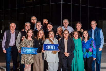 Exalumnos del Tecnológico de Monterrey Campus Laguna posaron para la fotografía del reencuentro (EL SIGLO DE TORREÓN/ERICK SOTOMAYOR) 