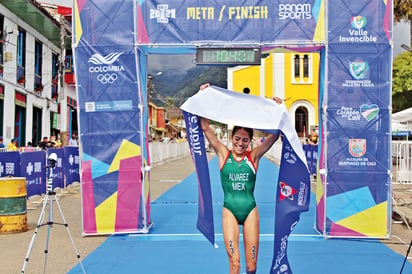 Al ganar la prueba de triatlón en los Junior de Cali 2021, la duranguense se ganó el boleto para los Panamericanos de Santiago 2023 (ESPECIAL) 