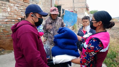 Personal operativo del Sistema DIF Gómez Palacio se activó desde las primeras horas del pasado viernes para brindar apoyo asistencial a don Juan Javier Jacobo Núñez, quien perdiera gran parte de sus pertenencias así como a 30 de sus mascotas al incendiarse su hogar, y canalizar sus necesidades a las áreas correspondientes.
