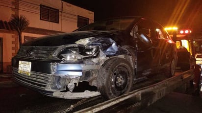 El vehículo fue abandonado por su conductor tras el accidente. (EL SIGLO DE TORREÓN)