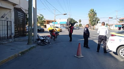 Paramédicos de la Cruz Roja arribaron al lugar para atender al lesionado, el cual presentó múltiples golpes y heridas en el cuerpo. (EL SIGLO DE TORREÓN)