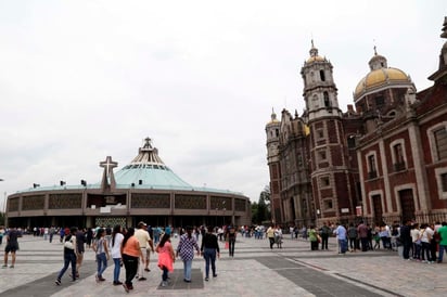 El gobierno de la Ciudad de México y las autoridades eclesiásticas anunciaron el 'Operativo de Bienvenido peregrino 2021' con motivo de las festividades del 11 y 12 de diciembre en la Basílica de Guadalupe, pese que estará abierto el templo no se permitirá pernoctar al interior y las mañanitas y misa serán pregrabadas y transmitidas en redes sociales. (ESPECIAL) 
