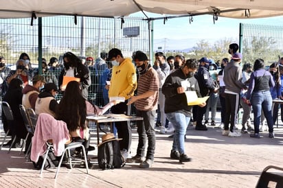 Desde temprana hora, adolescentes de 15 a 17 años acudieron al módulo de vacunación del Hospital General de Torreón para recibir la primera dosis de la vacuna de Pfizer/BioNTech. Muchos de ellos acudieron acompañados de sus padres de familia. (ÉRICK SOTOMAYOR)