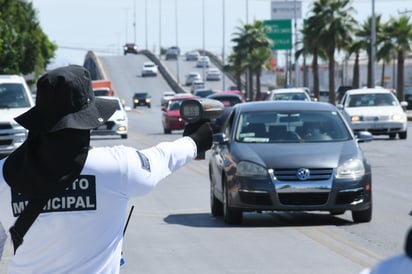 Se colocaron áreas de revisión de velocidad de parte de los agentes, tanto en patrullas automóvil y en motocicletas. (ARCHIVO)