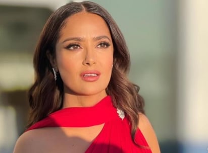 La actriz estadounidense 'robó' miradas al lucir un traje de baño desde Instagram (@SALMAHAYEK) 