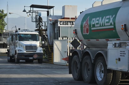 Autoridades reguladoras de EUA han impedido que se concrete la venta del 50 % de la refinería. (ARCHIVO) 