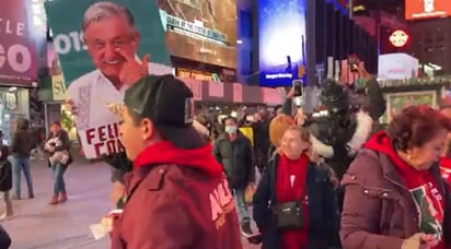 Con música, banderas y pancartas del presidente Andrés Manuel López Obrador, mexicanos celebraron los tres años de gobierno de éste (CAPTURA) 