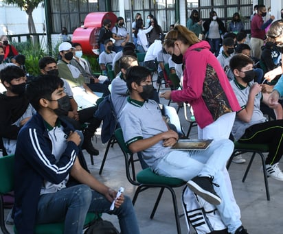 Ayer las brigadas de salud visitaron el Conalep para aplicar la vacuna a las y los estudiantes. (FERNANDO COMPEÁN)