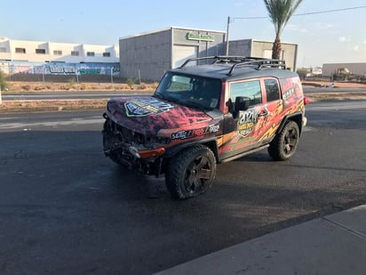 El vehículo siniestrado es de la marca Toyota, línea FJ Cruiser, color negro con rótulos rojos, el cual era conducido por Anais de 34 años de edad. (EL SIGLO DE TORREÓN)