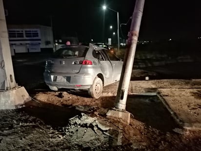 Al lugar acudieron elementos de la Dirección de Seguridad Pública Municipal, quienes no lograron localizar al chofer, ya que huyó tras el accidente. (EL SIGLO DE TORREÓN)