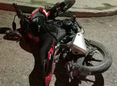 Un menor de 17 años de edad resultó lesionado tras impactar la motocicleta que conducía contra un vehículo particular que se le atravesó en la colonia Lázaro Cárdenas del municipio de San Pedro Coahuila.