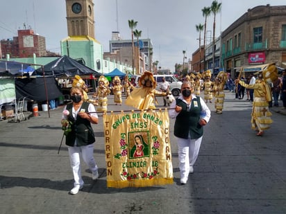 Con ofrendas florales, de alimentos, globos de todos colores, música y danzas fue como el personal del sector salud celebró este domingo a la Virgen de Guadalupe en Torreón. Numerosos contingentes de distintas instituciones de salud de la región, peregrinaron desde la Alameda Zaragoza hasta la Parroquia de Nuestra Señora de Guadalupe, acompañados de la fe que sigue intacta.