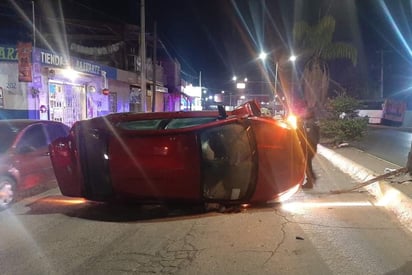 Conductor de vehículo terminó hospitalizado luego de sufrir volcadura en calles de la colonia Hamburgo de Gómez Palacio.
