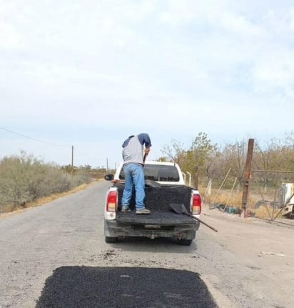 A fin de mantener las vías de comunicación en buenas condiciones, se continúan reforzando las acciones de bacheo, tanto en la ciudad como en accesos a las comunidades rurales como San Ignacio, del municipio de San Pedro.
