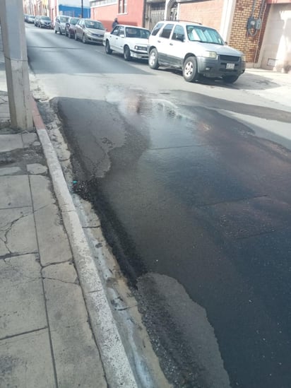 Se trata de una fuga de agua ubicada en la calle Zaragoza entre Múzquiz y Corona en el Centro Histórico de Saltillo.

