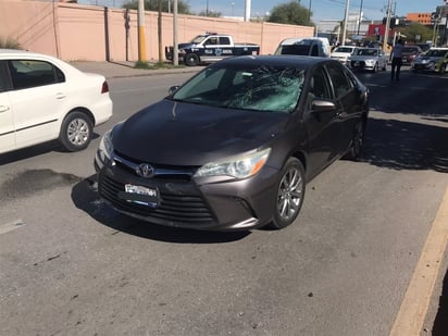 El vehículo sedán se impactó contra un ciclista a unos metros del Nudo Mixteco de Torreón. (EL SIGLO DE TORREÓN)