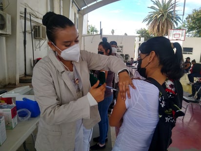 En unas dos horas prácticamente se agotaron las vacunas. (EL SIGLO DE TORREÓN / Mary Vázquez)