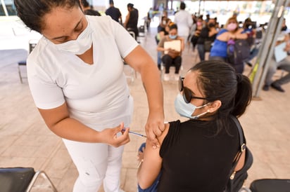 En el Hospital General de Torreón estarán vacunando a personas rezagadas hasta el próximo viernes 10 de diciembre. (ARCHIVO)