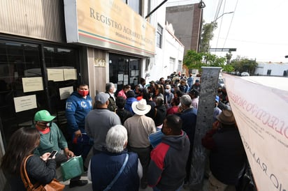 Se cuenta con poco personal en la oficina de Torreón para atender los trámites pendientes, que tienen más de 20 meses parados. (FERNANDO COMPEÁN)