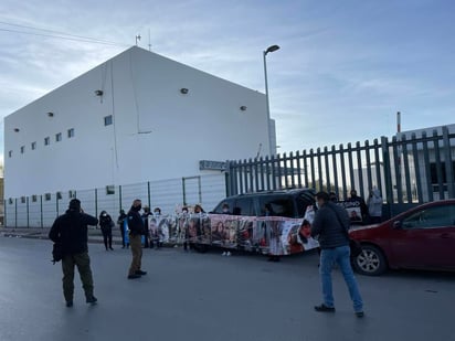 El 'Colectivo Madres Poderosas', tomó esta mañana las instalaciones del Centro de Justicia Penal en Torreón. (TELEVISA LAGUNA)