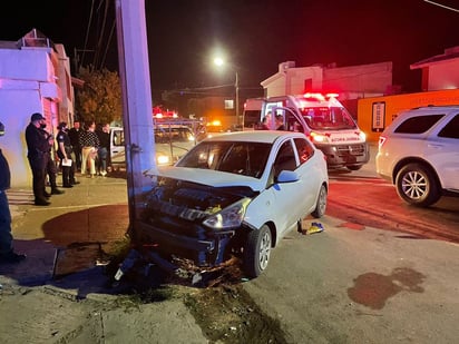 El chofer del vehículo perdió el control del volante y se impactó contra un poste de concreto de la Comisión Federal de Electricidad. (EL SIGLO DE TORREÓN)