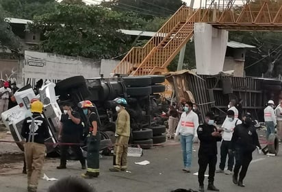 'No, no, no, no (...); hay decenas de personas sin vida. Tendidas. Les han puesto una manta', esas fueron las palabras del periodista César Cancino ante lo que fue las primeras imágenes tras el accidente ocurrido el día de ayer jueves en Tuxtla Gutiérrez, donde fallecieron 55 personas migrantes tras volcarse un tráiler donde eran transportardos. (ARCHIVO)
