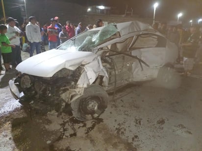 El vehículo siniestrado es un Nissan Sentra, modelo 2008, color blanco, el cual portaba las placas de circulación GET-755-A.  (EL SIGLO DE TORREÓN) 