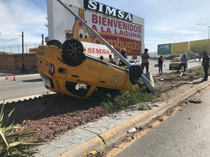 El vehículo terminó volcado sobre el camellón central. (EL SIGLO DE TORREÓN) 