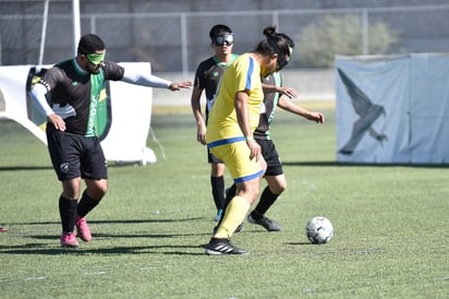 El capitán de los laguneros Gera Sotelo (izq.) intentó frenar el poderoso ataque de los Topos, que se llevaron el triunfo. (RAMÓN SOTOMAYOR)