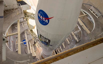 La agencia espacial estadounidense NASA informó que otorgó un contrato por 3,190 millones de dólares a la compañía Northrop Grumman para construir y mejorar propulsores para el cohete del Sistema de Lanzamiento Espacial (SLS) de las misiones Artemis a la Luna que respaldarán nueve de estos vuelos. (ARCHIVO) 
 