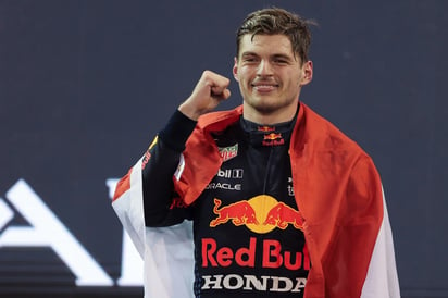 En un dramático desenlace, Max Verstappen rebasó a Lewis Hamilton en la última vuelta y ganó el campeonato de la Fórmula Uno.