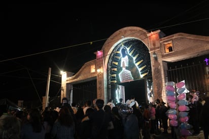 Cientos de feligreses subieron a una colina en Lerdo para visitar la Parroquia de Nuestra Señora de Guadalupe (DANIELA CERVANTES) 