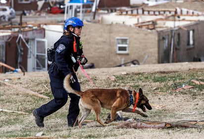 Los trabajos de recuperación y rescate del más de centenar de personas desaparecidas tras los tornados que asolaron varios estados de EUA continúan este martes con el anhelo de que la cifra de muertos no supere los 88 actuales. (ARCHIVO)
