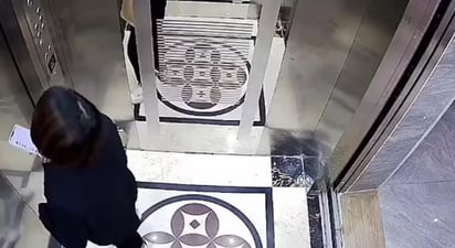 La mujer terminó bajando las escaleras del edificio (CAPTURA)