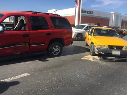 Conductor de un taxi resultó lesionado. (EL SIGLO DE TORREÓN)