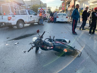 Motociclista acaba en el hospital luego de ser arrollado por auto en calles de Gómez Palacio. (EL SIGLO DE TORREÓN) 