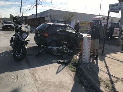 El motociclista lesionado fue atendido por paramédicos de la Cruz Roja de Torreón. (EL SIGLO DE TORREÓN)
