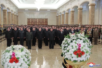 Los medios estatales de Corea del Norte recogen este sábado los actos del décimo aniversario celebrado en la víspera de la muerte de Kim Jong-il, de quien heredó el poder su hijo Kim Jong-un, que incluyeron una ceremonia multitudinaria en Pionyang. (EFE) 
