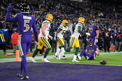 Defensivos de los Packers de Green Bay festejan luego de frustrar una conversión de dos puntos de los Ravens de Baltimore en un pase al tight end Mark Andrews, derecha abajo, en los segundos finales del partido del domingo 19 de diciembre de 2021, en Baltimore. Green Bay ganó 31-30. (AP Foto/Nick Wass)


