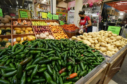 Este viernes y sábado se realizaron compras al menudeo de 21 productos de la canasta básica de los mexicanos como aceite, arroz, azúcar, bistec de res, cebolla, chile, chuleta, frijol, huevo, jabón de tocador, jitomate, limón, manzana, melón, zanahoria, pan de caja, papa, papel higiénico, pasta para sopa, pollo entero y cuatro kilos de tortilla. (ARCHIVO) 