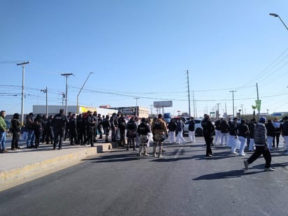 La protesta inició al exterior del área de Urgencias y después se extendió hasta la carretera Torreón-Matamoros, a la altura del Manto de la Virgen. En ambos sentidos las vialidades fueron bloqueadas por los profesionales sanitarios. (ANGÉLICA SANDOVAL) 