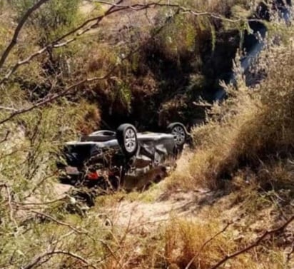 Tras el rescate y auxilio por parte de los elementos de Protección Civil, Bomberos y paramédicos de Cruz Roja, con el apoyo de las corporaciones policiales, se informó que el vehículo era manejado por Yesenia “N”, de 29 años de edad.  (EL SIGLO DE TORREÓN) 