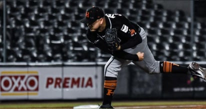 Los Naranjeros de Hermosillo se impusieron con gran actuación de José Samayoa y los relevos y el bateo oportuno de Ángel Camacho y Nick Torres, por 2-0 a los Yaquis de Obregón. (ESPECIAL)