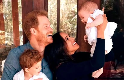 El príncipe Harry y su esposa Meghan, presentaron la primer fotografía de su hija Lilibet a través de una postal navideña (ESPECIAL) 