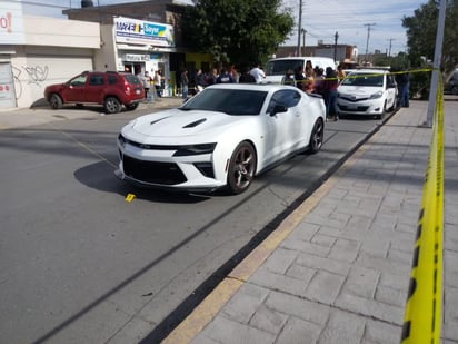 Al lugar del accidente se presentaron paramédicos de la Cruz Roja para auxiliar a la mujer, pero ya no pudieron hacer nada, pues había fallecido y se dio parte a la Delegación de la Fiscalía General del Estado. (EL SIGLO DE TORREÓN) 